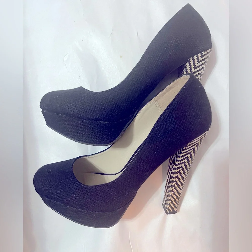 Shi by Journeys Black Textured Gently Used Heel - Picture 1 of 4